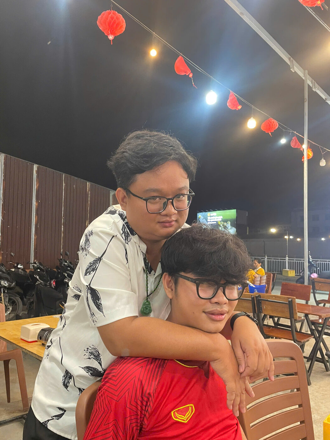 Thanh vui vẻ ôm một người bạn