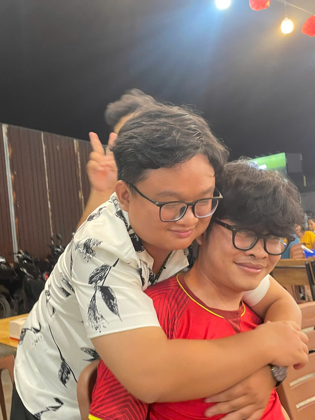 Thanh tạo dáng thân thiết cùng bạn